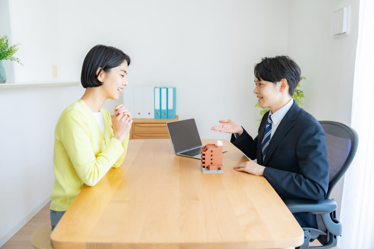 不動産の説明を受ける様子