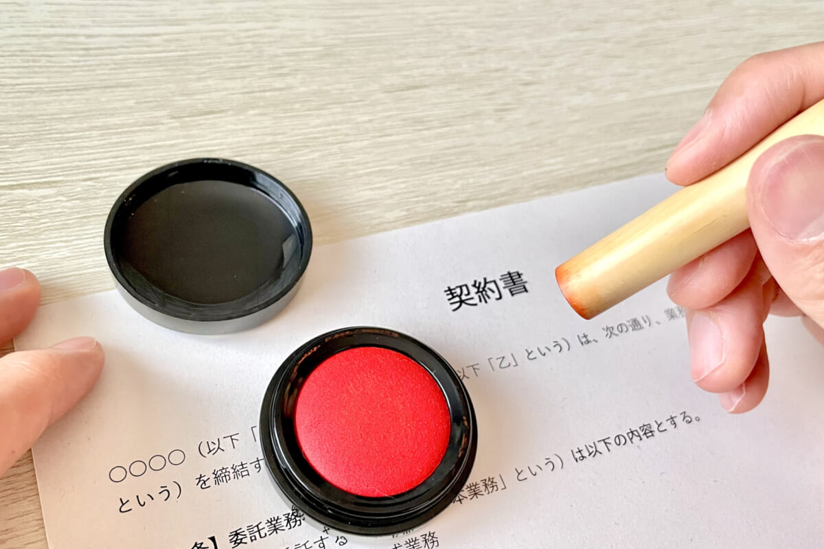 契約書に判を押す手元